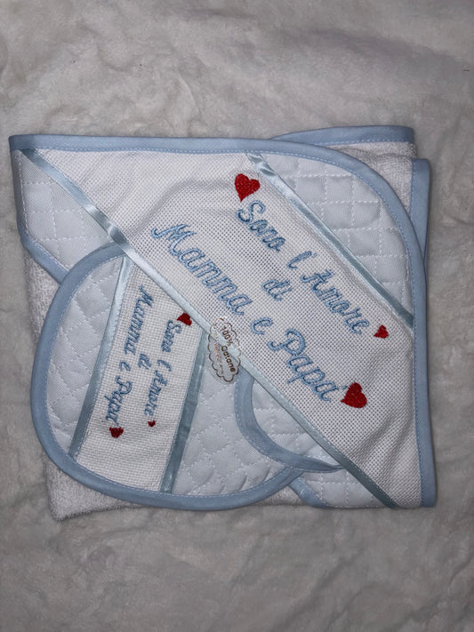 Accappatoio e bavetta “Sono l’amore di mamma e papà”